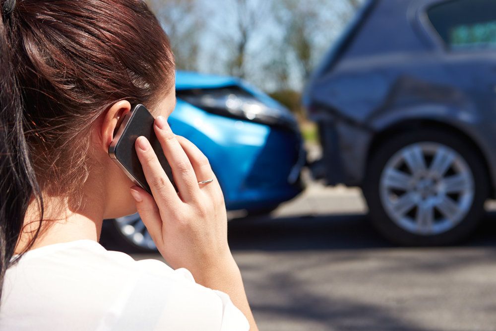 woman calling police after an accident